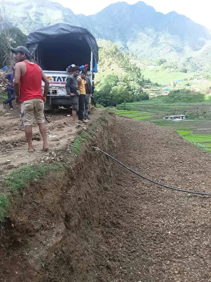 सुर्नयामा स्थानीयले सडक खनेर खेत बनाएपछि ...